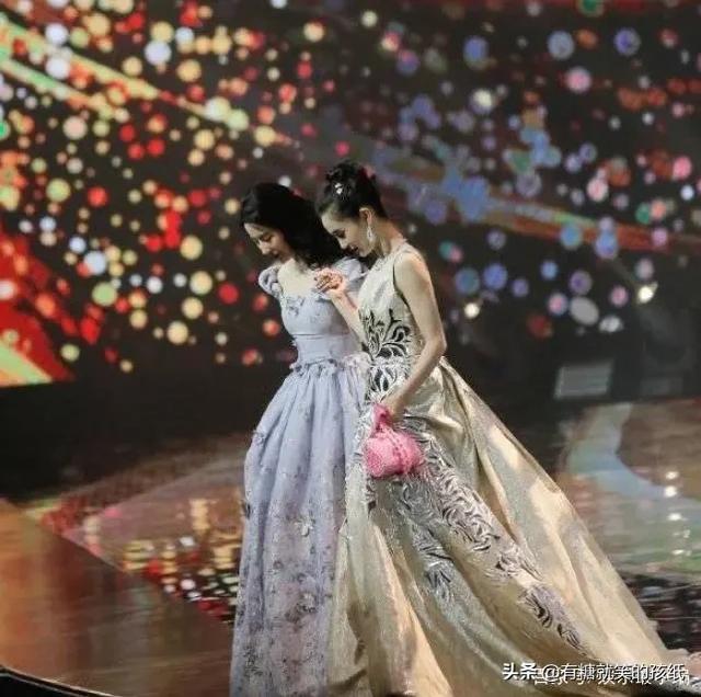 刘亦菲跟杨颖牵手,“却顾不上”杨幂,谁注意杨幂下“意识反应”
