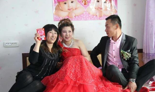 南方人很疑惑:东北全家的人都睡在一个炕上,新婚夫妻怎么生活?