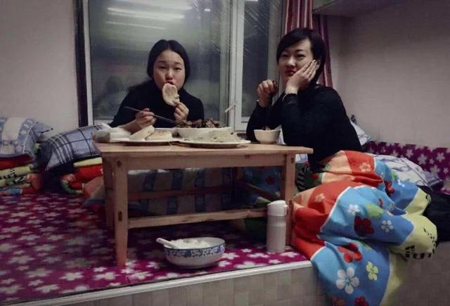 南方人很疑惑:东北全家的人都睡在一个炕上,新婚夫妻怎么生活?