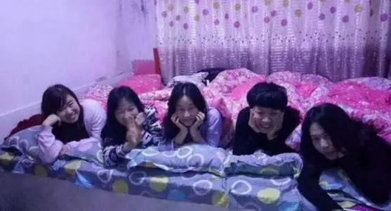 南方人很疑惑:东北全家的人都睡在一个炕上,新婚夫妻怎么生活?