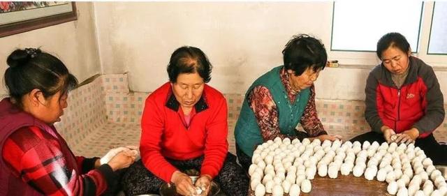 南方人很疑惑:东北全家的人都睡在一个炕上,新婚夫妻怎么生活?