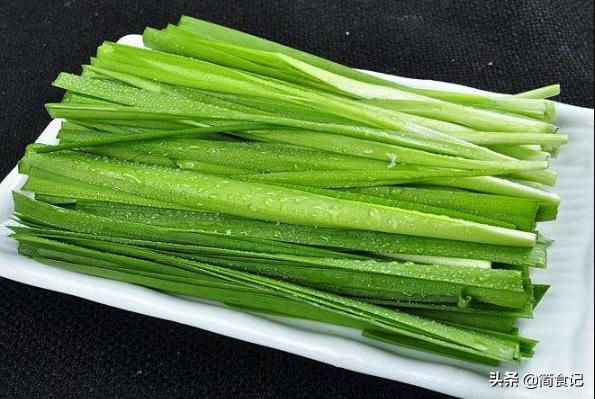 吃不完的韭菜,不要放冰箱!菜农教我土方法,放10天照样新鲜
