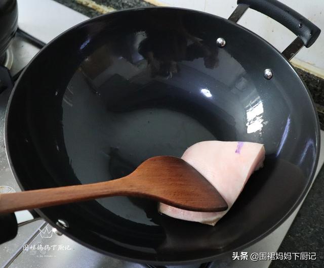 拿到新锅不要直接用,多加一个步骤,锅子不粘、耐用、使用寿命长