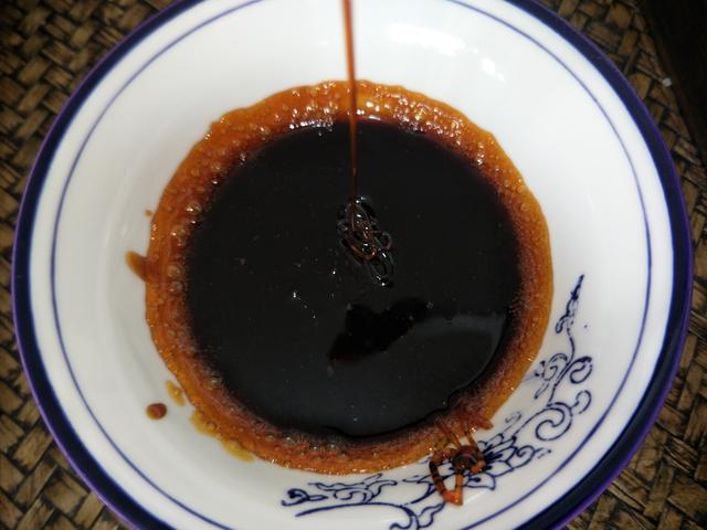 炒糖色时,应该加水还是加油?教你这样做,炒出来又亮又红还不苦