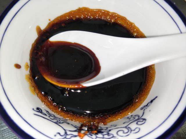 炒糖色时,应该加水还是加油?教你这样做,炒出来又亮又红还不苦