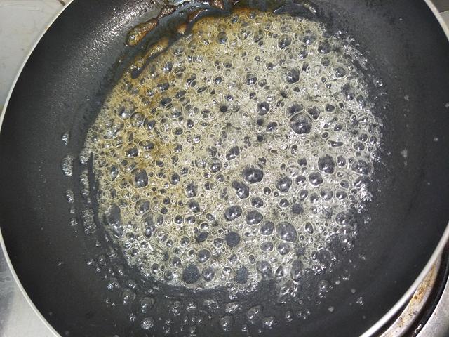 炒糖色时,应该加水还是加油?教你这样做,炒出来又亮又红还不苦