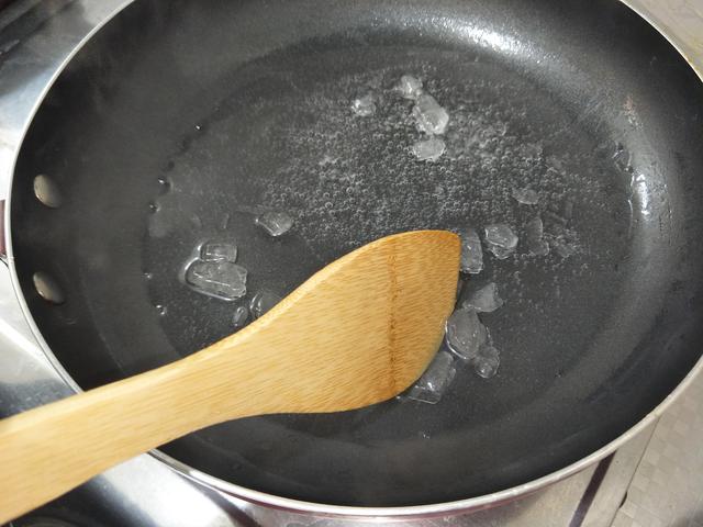 炒糖色时,应该加水还是加油?教你这样做,炒出来又亮又红还不苦