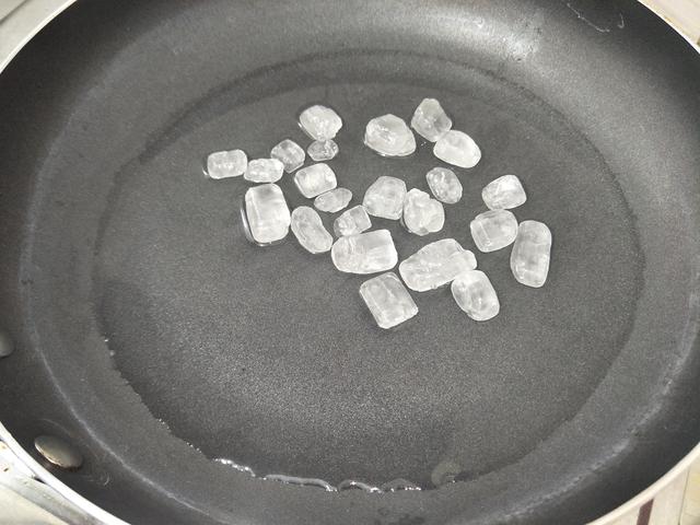 炒糖色时,应该加水还是加油?教你这样做,炒出来又亮又红还不苦