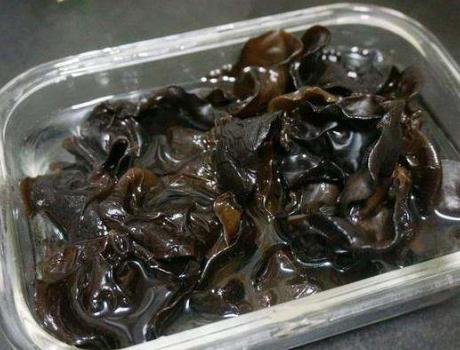 炒木耳,总是“噼里啪啦响”?牢记1个妙招,轻松解决,香脆好吃