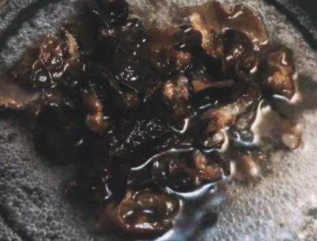 炒木耳,总是“噼里啪啦响”?牢记1个妙招,轻松解决,香脆好吃