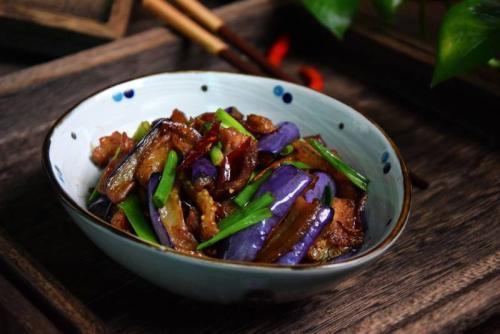 炒茄子,先放油是错误的!大厨:想要茄子不发黑也不油腻,有技巧