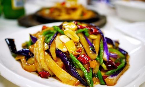 炒茄子,先放油是错误的!大厨:想要茄子不发黑也不油腻,有技巧