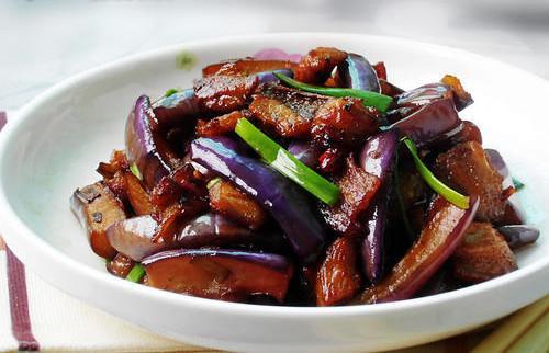炒茄子,先放油是错误的!大厨:想要茄子不发黑也不油腻,有技巧
