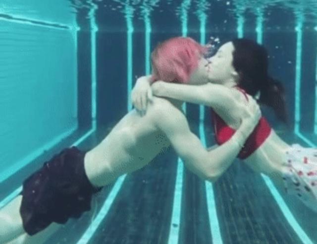 韩女星金泫雅与男友水下拥吻，甜蜜十足羡煞旁人，泳衣大秀好身材