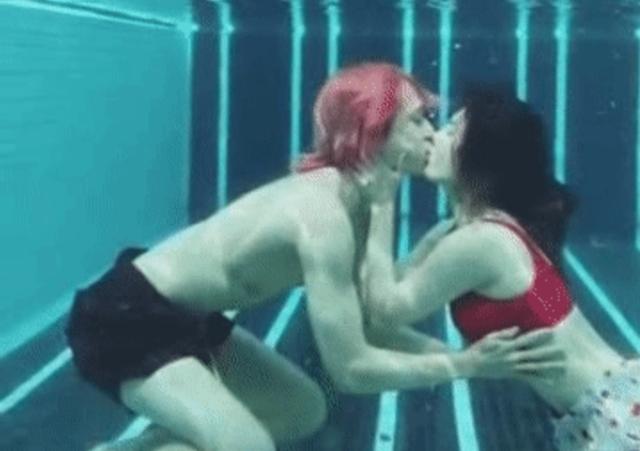 韩女星金泫雅与男友水下拥吻，甜蜜十足羡煞旁人，泳衣大秀好身材
