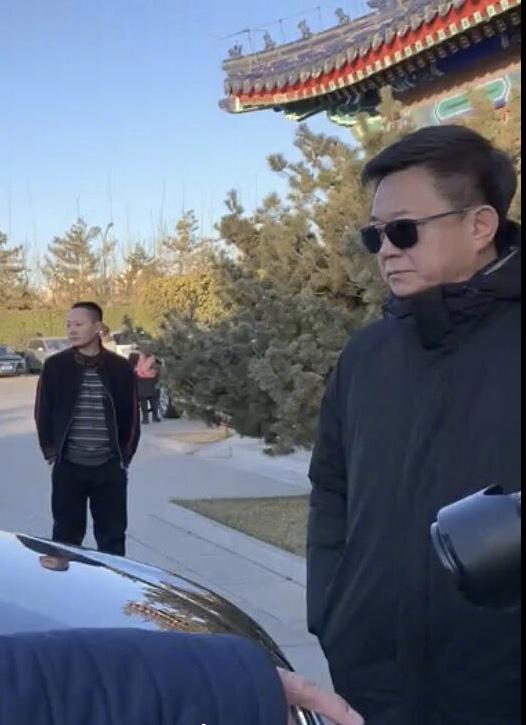 赵忠祥告别仪式儿子发文,倪萍双眼已哭红,杨澜低头黯然哀伤