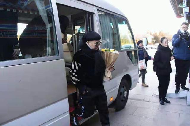 赵忠祥告别仪式儿子发文,倪萍双眼已哭红,杨澜低头黯然哀伤