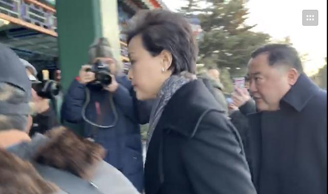 赵忠祥告别仪式儿子发文,倪萍双眼已哭红,杨澜低头黯然哀伤