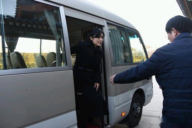 赵忠祥告别仪式儿子发文,倪萍双眼已哭红,杨澜低头黯然哀伤
