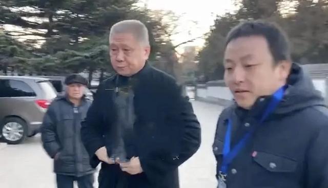 赵忠祥告别仪式儿子发文,倪萍双眼已哭红,杨澜低头黯然哀伤