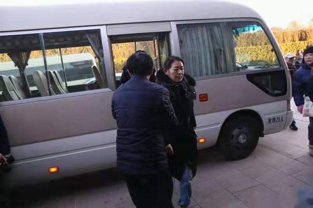 赵忠祥告别仪式儿子发文,倪萍双眼已哭红,杨澜低头黯然哀伤