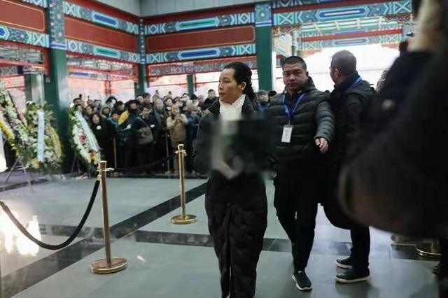 赵忠祥告别仪式儿子发文,倪萍双眼已哭红,杨澜低头黯然哀伤
