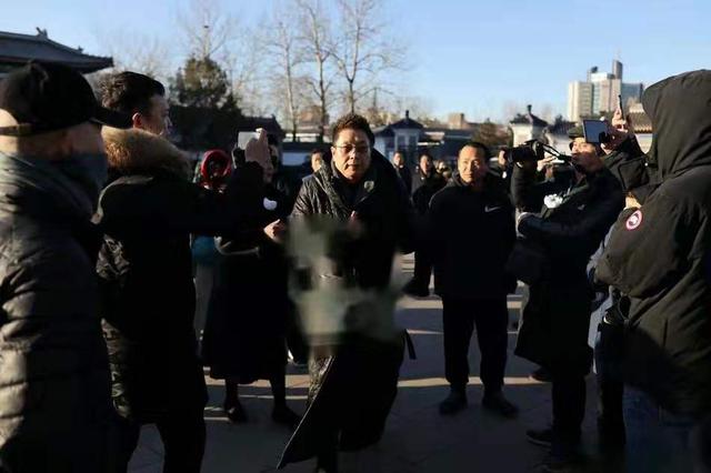 赵忠祥告别仪式儿子发文,倪萍双眼已哭红,杨澜低头黯然哀伤