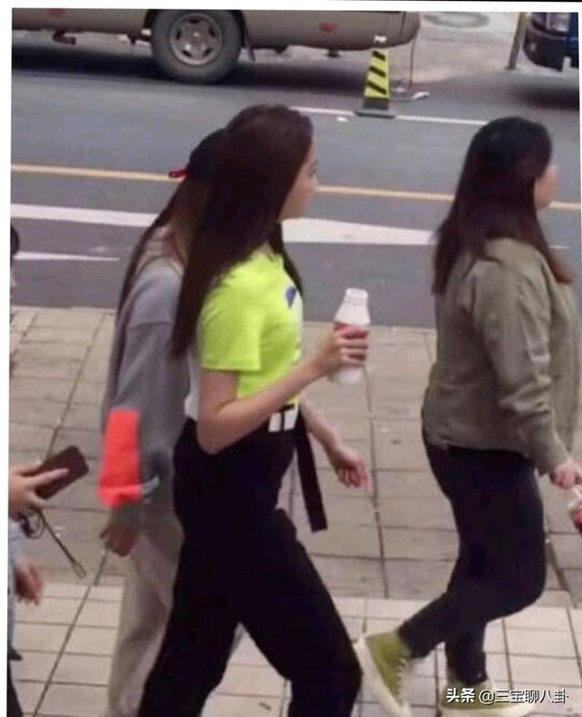 鹿晗关晓彤领证结婚已坐实?关晓彤肚子凸显疑似怀孕