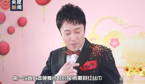 52岁蔡国庆与易烊千玺合影竟不输,23年坚守春晚舞台回忆满满