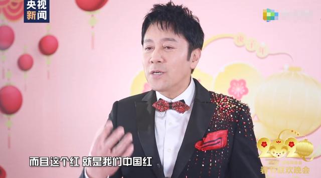 52岁蔡国庆与易烊千玺合影竟不输,23年坚守春晚舞台回忆满满