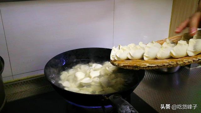 冻饺子如何煮,用冷水还是沸水?教你正确方法,饺子不破皮不露馅