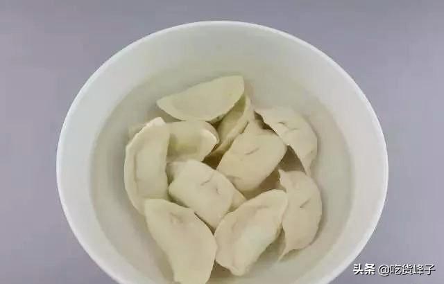 冻饺子如何煮,用冷水还是沸水?教你正确方法,饺子不破皮不露馅