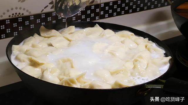 冻饺子如何煮,用冷水还是沸水?教你正确方法,饺子不破皮不露馅