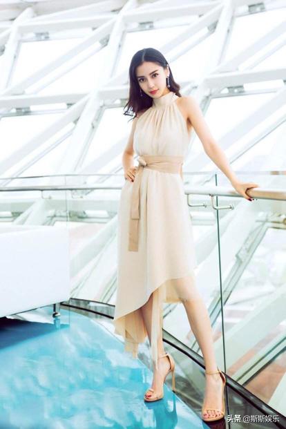 杨颖晒旅行美图,闺蜜颜值超耐打不输她,不愧是姐妹花