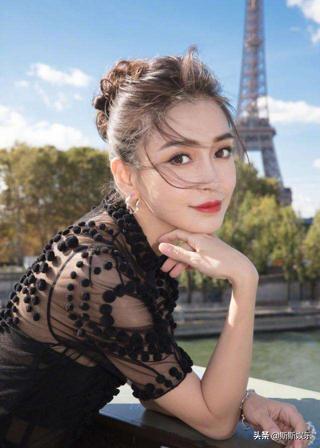 杨颖晒旅行美图,闺蜜颜值超耐打不输她,不愧是姐妹花