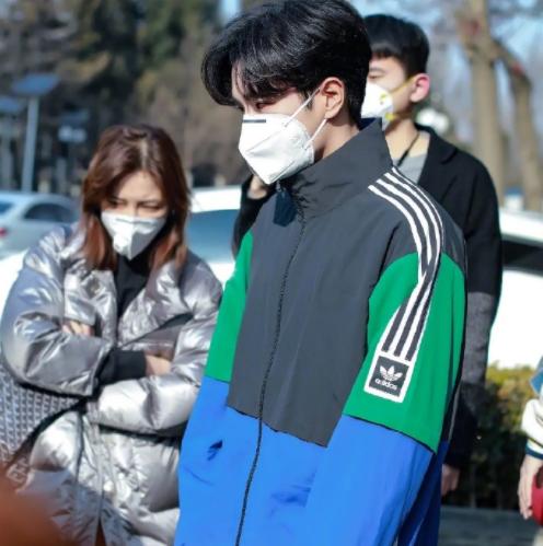 明星口罩已经装备,王俊凯颜值不受影响,肖战海绵口罩不合格