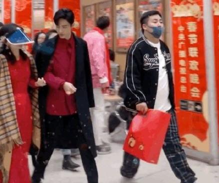 明星口罩已经装备,王俊凯颜值不受影响,肖战海绵口罩不合格