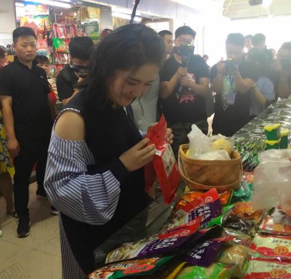 谢娜人缘好,去买瓜蔬菜被人观看,张杰老婆拿手机与粉丝开心自拍