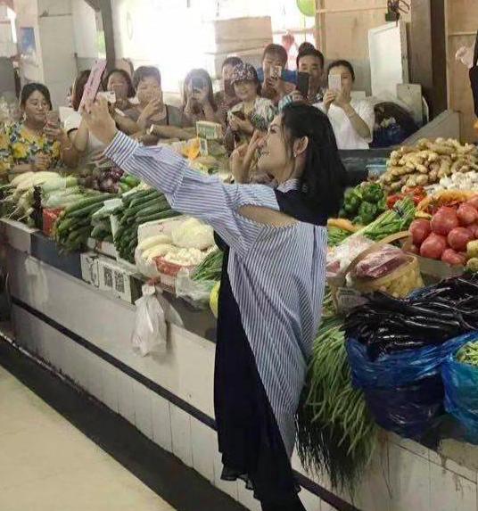 谢娜人缘好,去买瓜蔬菜被人观看,张杰老婆拿手机与粉丝开心自拍