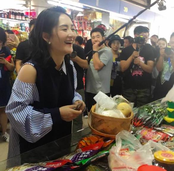 谢娜人缘好,去买瓜蔬菜被人观看,张杰老婆拿手机与粉丝开心自拍