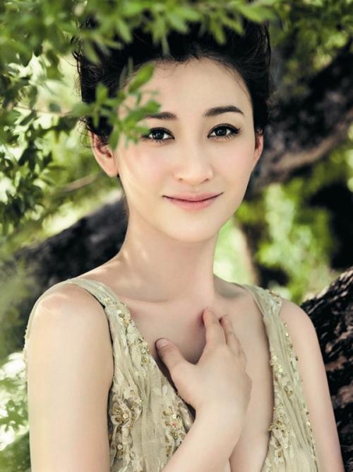 遭威胁毁容、男友被砍、被骂插足梅婷婚姻，43岁李小冉演公主翻红