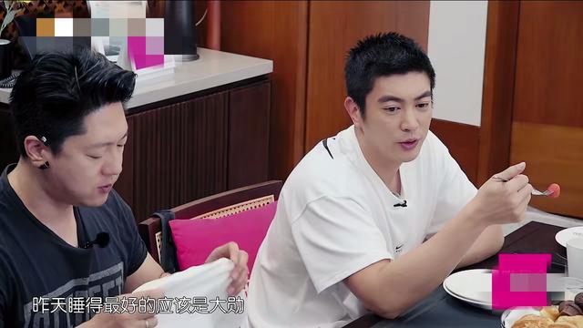 魏大勋鼾声吓到杜江,迪丽热巴睁眼入眠,明星们的睡眠习惯很奇葩