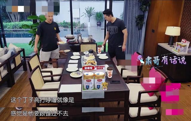魏大勋鼾声吓到杜江,迪丽热巴睁眼入眠,明星们的睡眠习惯很奇葩
