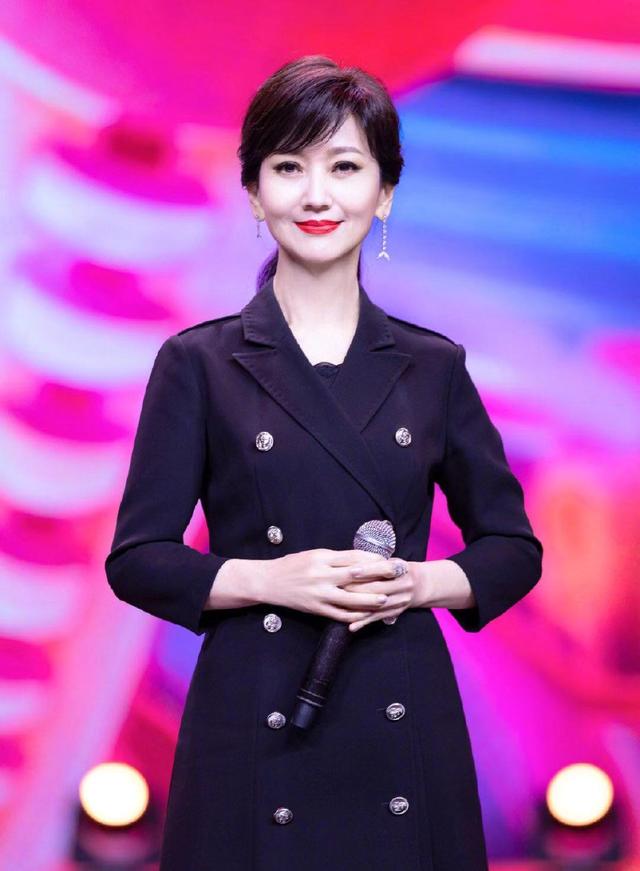 赵雅芝母子合体录制春晚,33岁小儿子撞脸袁弘,双眼皮看着好尬