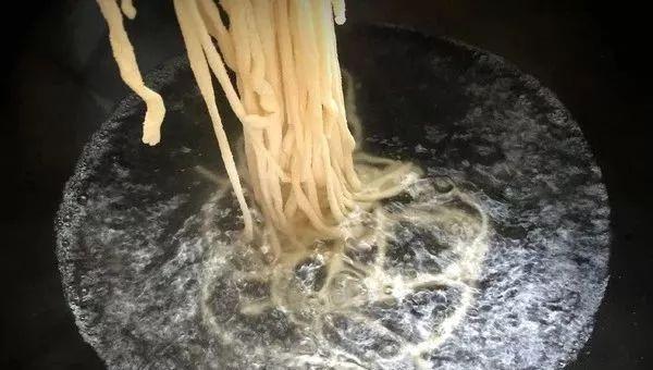 家常炸酱面,虽然没有老北京的正宗,但又家的温馨