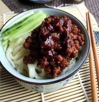 家常炸酱面,虽然没有老北京的正宗,但又家的温馨