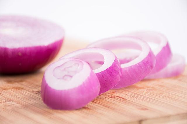 紫皮、黄皮、白皮的洋葱应该怎么选？吃对能降血脂、保护心血管