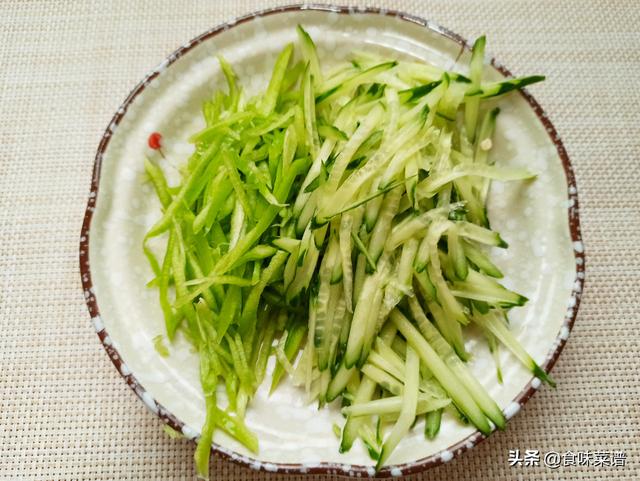 这才是凉拌紫甘蓝的正确做法,爽口清脆,开胃又下饭,家人都爱吃