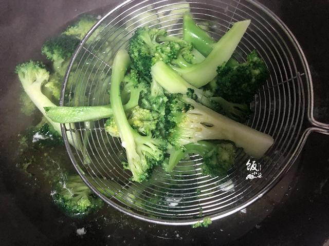 西兰花要不要焯水?老厨师教你一招,洗得干净,吃得放心