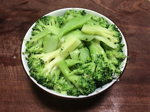 西兰花要不要焯水?老厨师教你一招,洗得干净,吃得放心